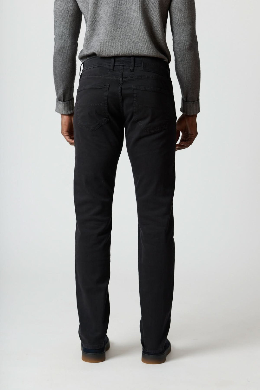 Jean 5 poches stretch coupe moderne noir avec coupe fuselée, vue arrière, pour un look urbain élégant et confortable.