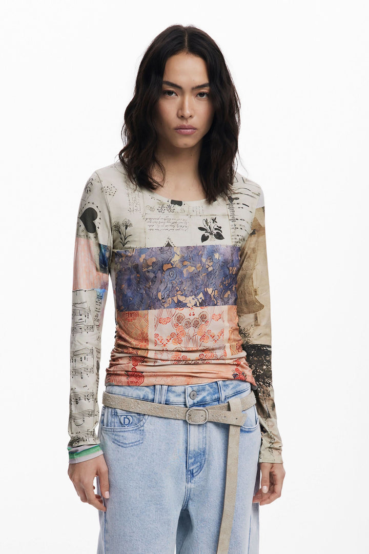 T-shirt imprimé patchwork aux textures vintage et motifs botaniques, porté avec un pantalon ample.