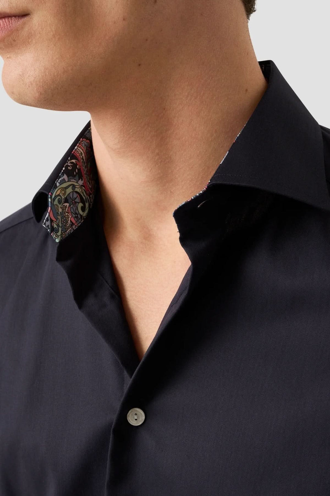 Chemise en coton twill avec détails cachemire sur col et poignets élégante et moderne, idéale pour occasions habillées en soirée.