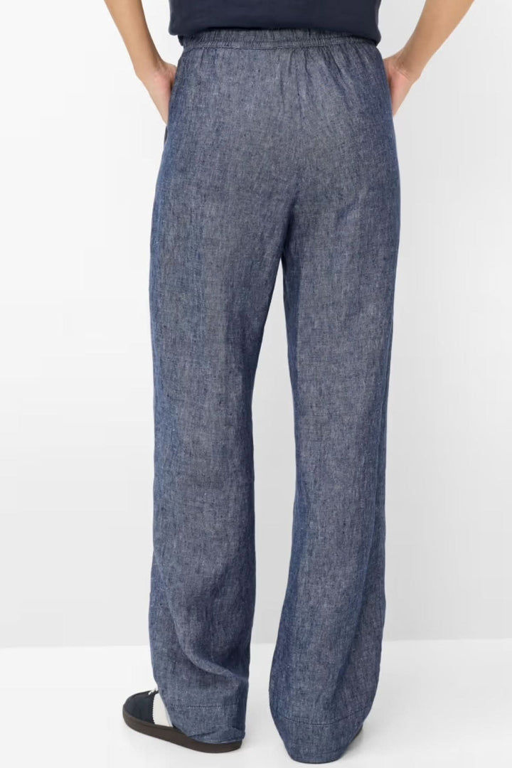 Dos d'un modèle portant le Pantalon en lin FARINA, montrant la coupe droite fluide et la taille élastique avec cordon.