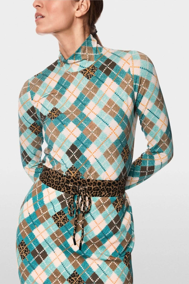 Chandail à manches longues à col montant, motif argyle multicolore revisité, pour un look élégant et facile à porter au quotidien.