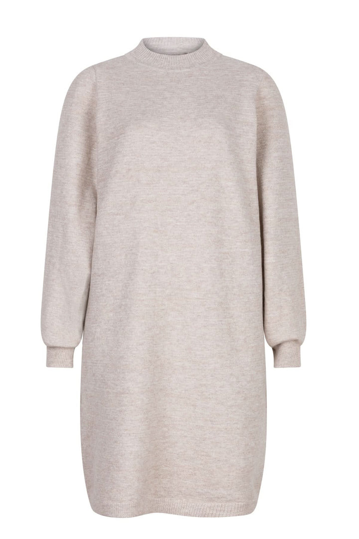 Robe en maille beige à manches longues et encolure ronde, idéale pour un look automnal élégant et confortable.