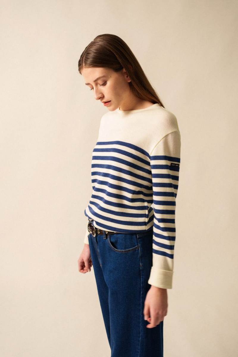 Chandail ligné à encolure ronde, coupe régulière, manches longues, porté avec un jean pour un look décontracté.