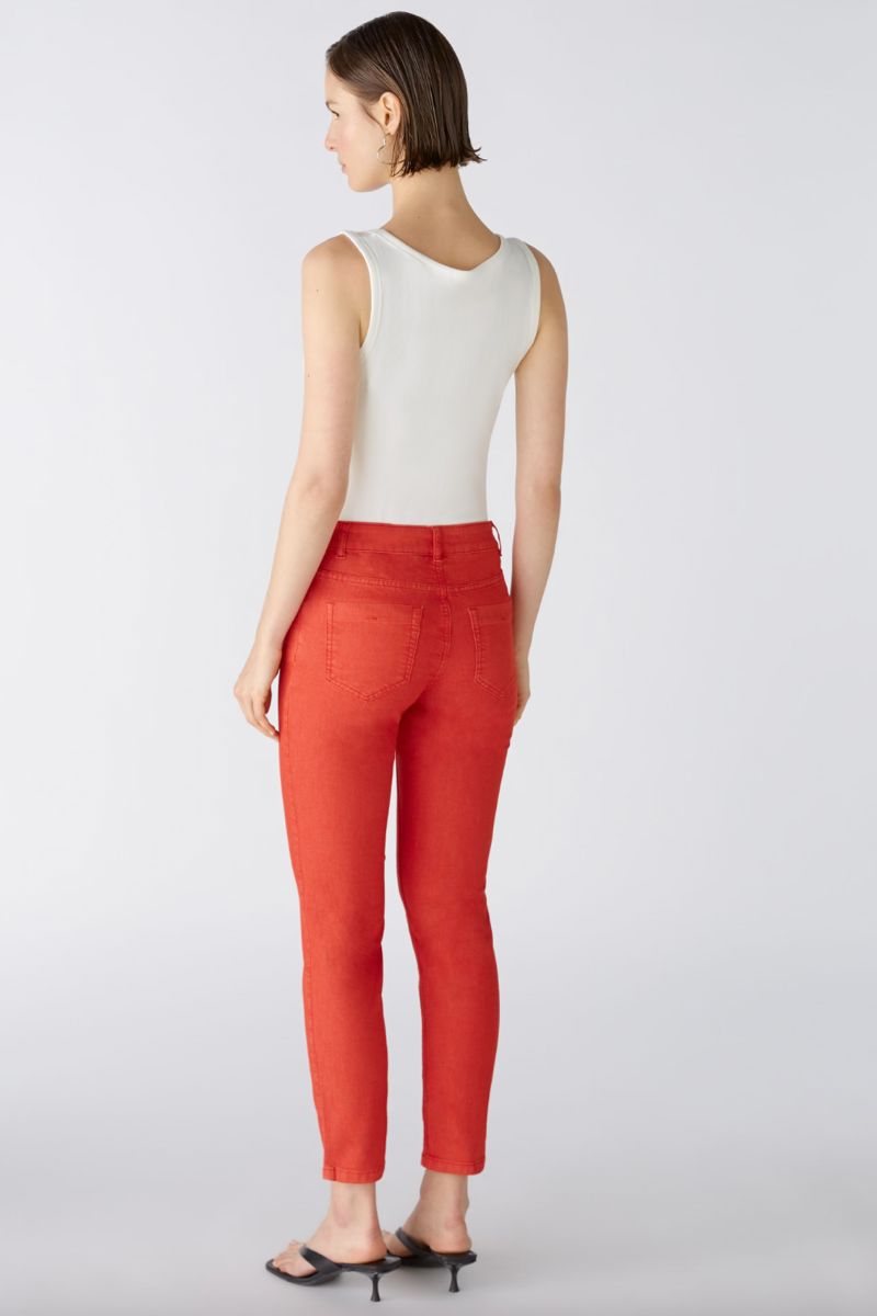 Pantalon ajusté rouge à taille régulière, vu de dos, parfait pour le quotidien.