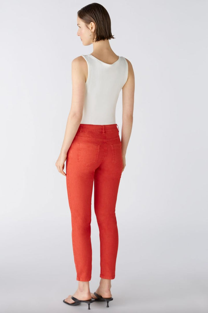 Pantalon ajusté rouge à taille régulière, vu de dos, parfait pour le quotidien.