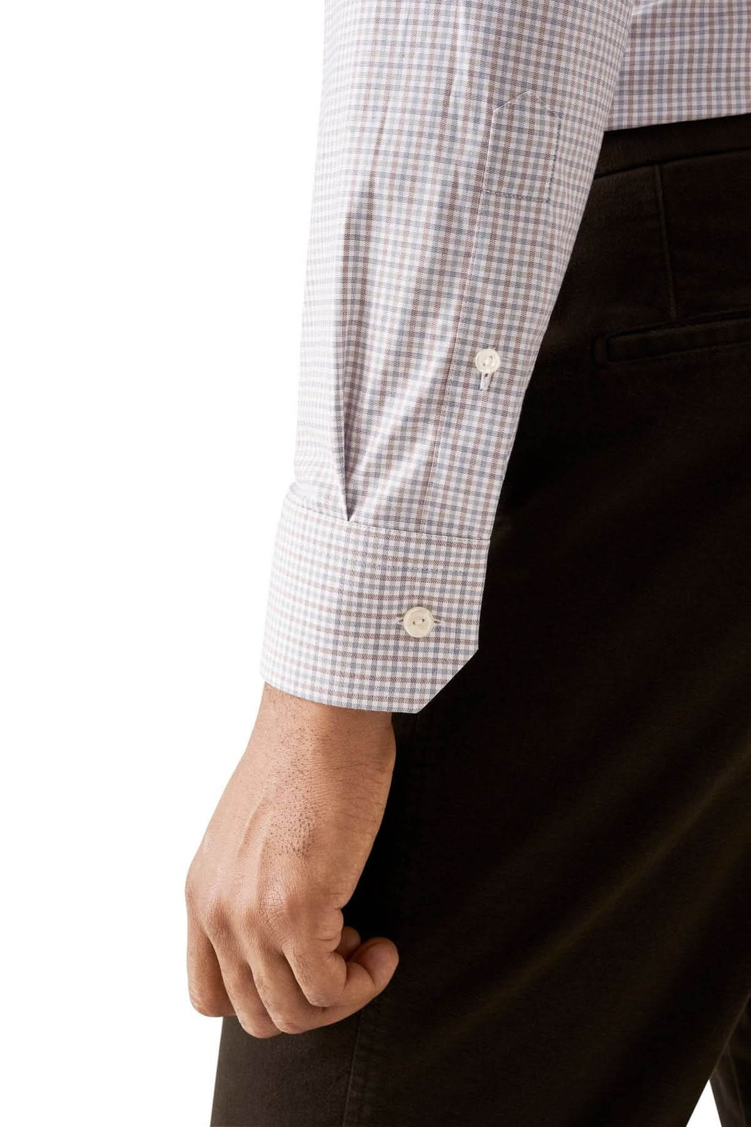 Poignet de chemise en coton à carreaux fins multicolores, détail des carreaux beige, bleu et bordeaux sur fond clair.