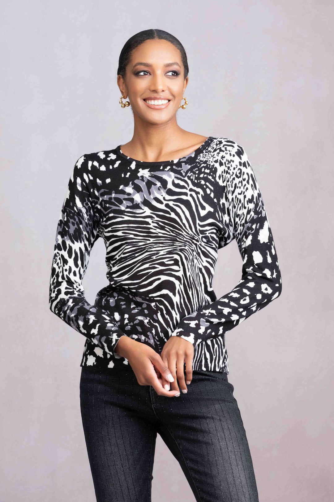 Chandail à manches longues avec imprimé animal mixte, coupe ajustée et style graphique, porté avec un pantalon noir.