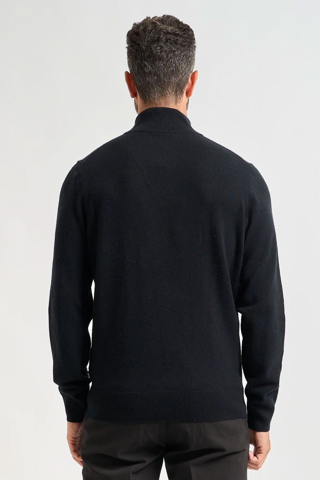 Fitted virgin wool sweater with round neck Fit