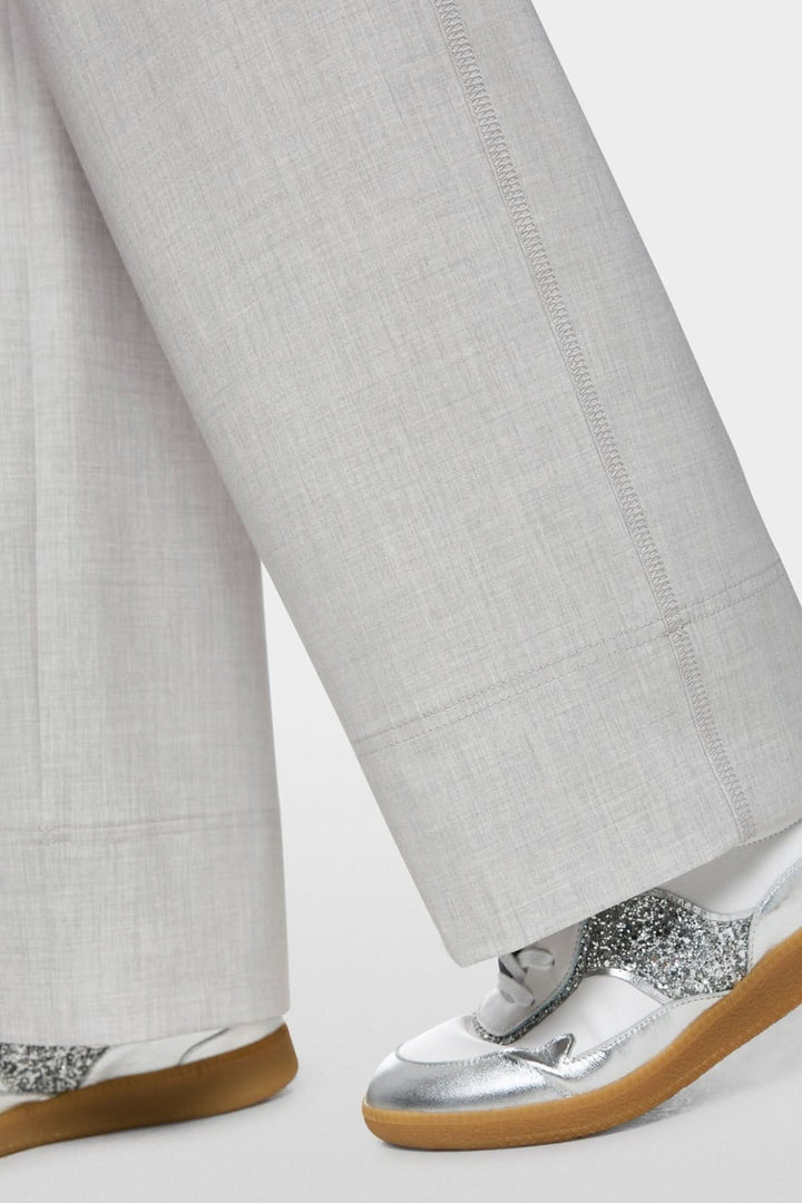 Pantalon à enfiler WASHINGTON en tissu extensible, associé à des sneakers argentées, offrant confort et style.