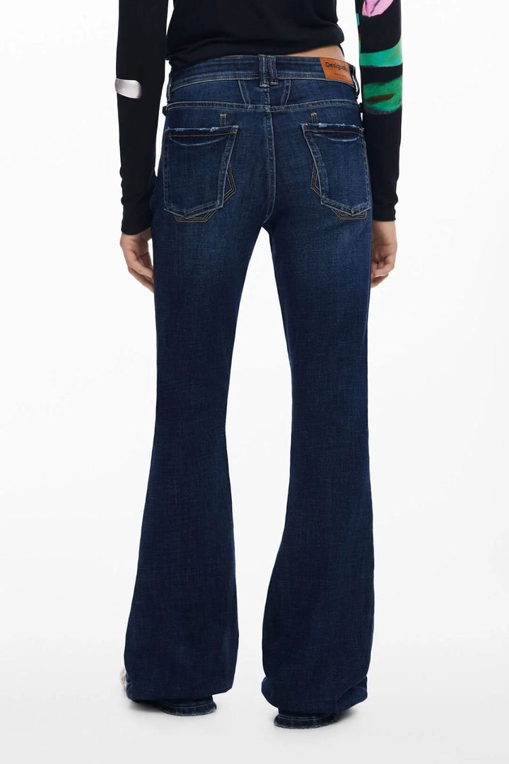 Jean évasé en denim foncé, taille haute, coupe flares, vue arrière, style décontracté élégant.