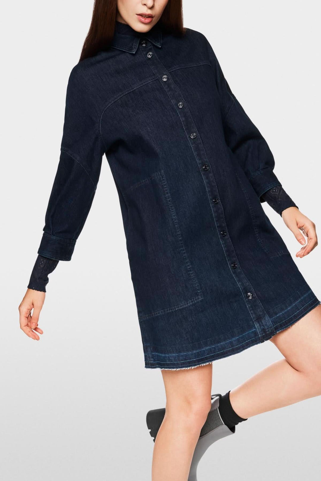Robe en jean trapèze avec manches bouffantes, col chemise et patte boutonnée, style décontracté.