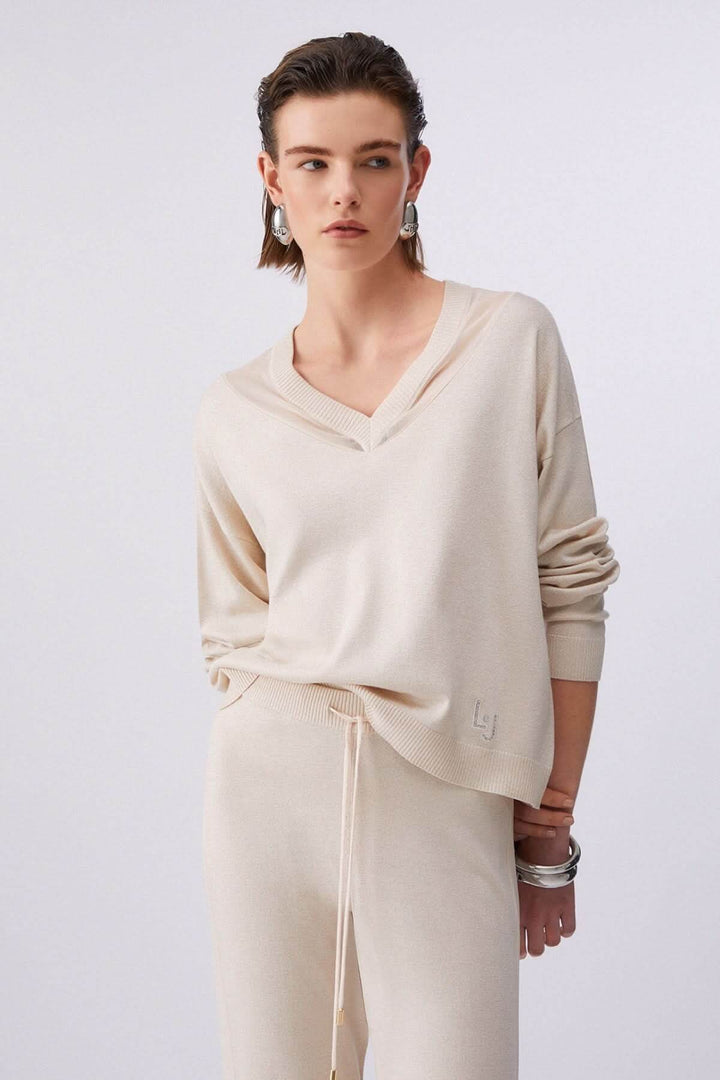 Long-sleeved V-neck knit