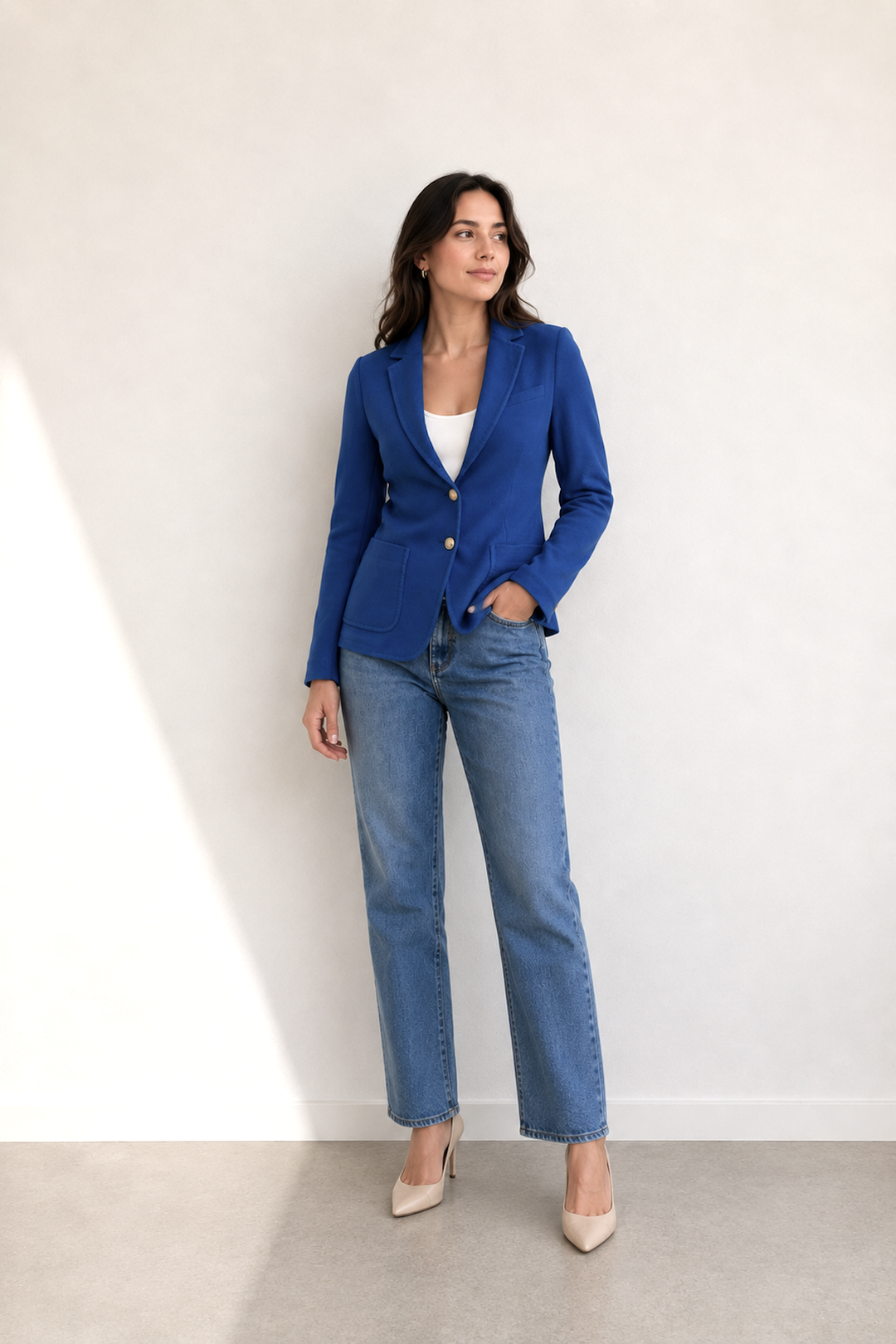 Textured blazer with contrasting buttons