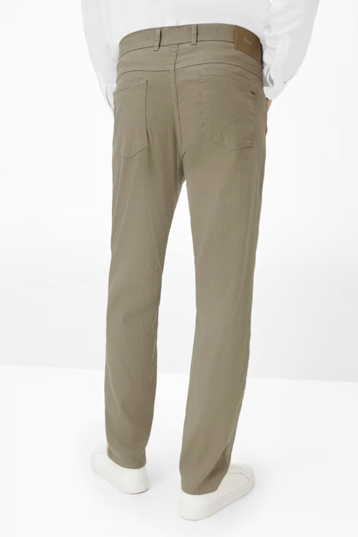 Pantalon style CHUCKL à coupe droite, couleur kaki, avec poches arrière et ourlet retroussé, idéal pour un style quotidien moderne.