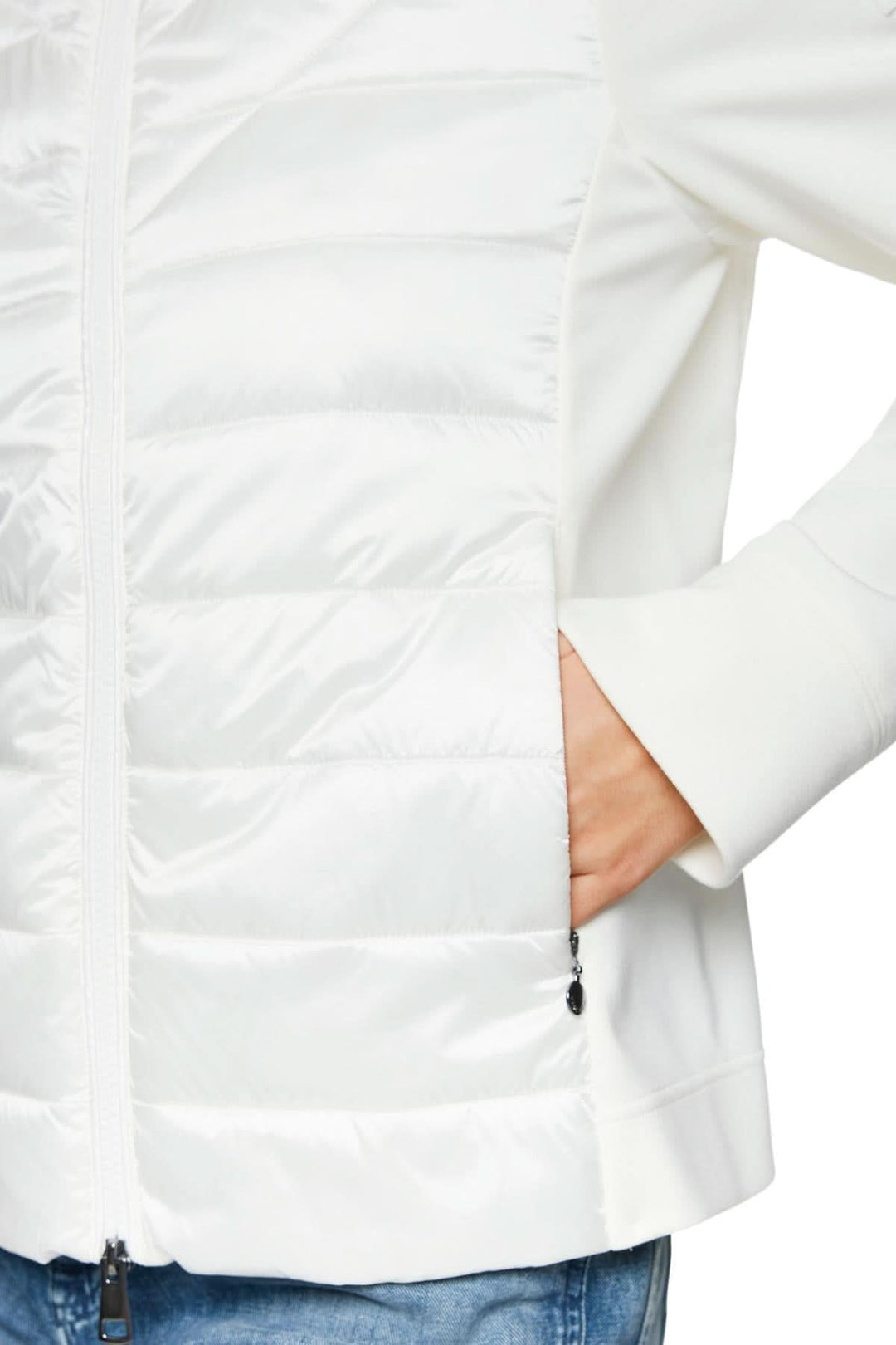 Veste légère matelassée blanche, col montant et poches, alliant style et écologie.