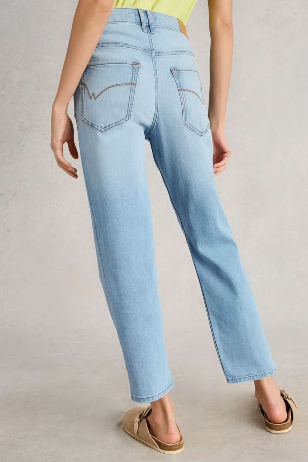 Femme portant un jean coupe droite classique en denim souple, vue arrière