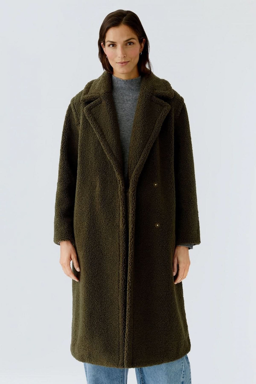 Alt Tag: Manteau long en tissu bouclette, élégant et confortable, porté sur un jean. Parfait pour les journées froides, coupe droite douillette.