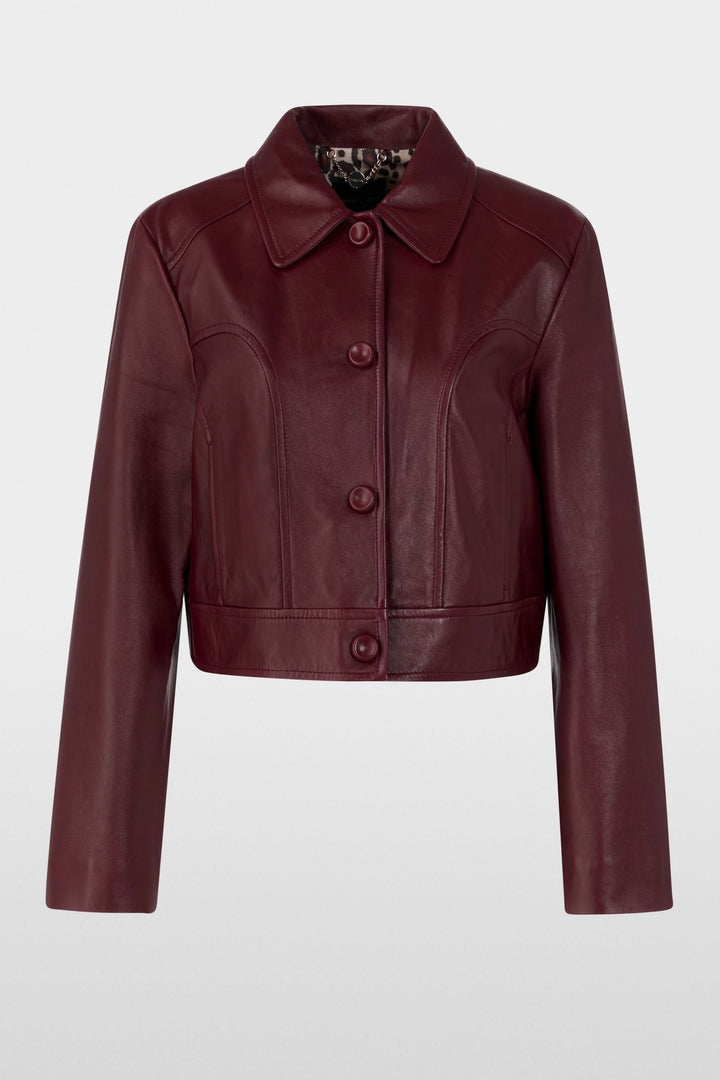 Veste en cuir bordeaux à coupe courte et structurée, avec fermeture à boutons, élégante et moderne.