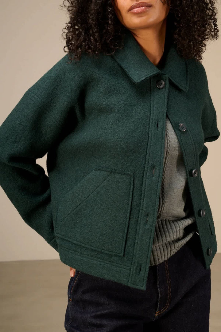 Veste courte boutonnée à col chemise vue de face pour femme Nile