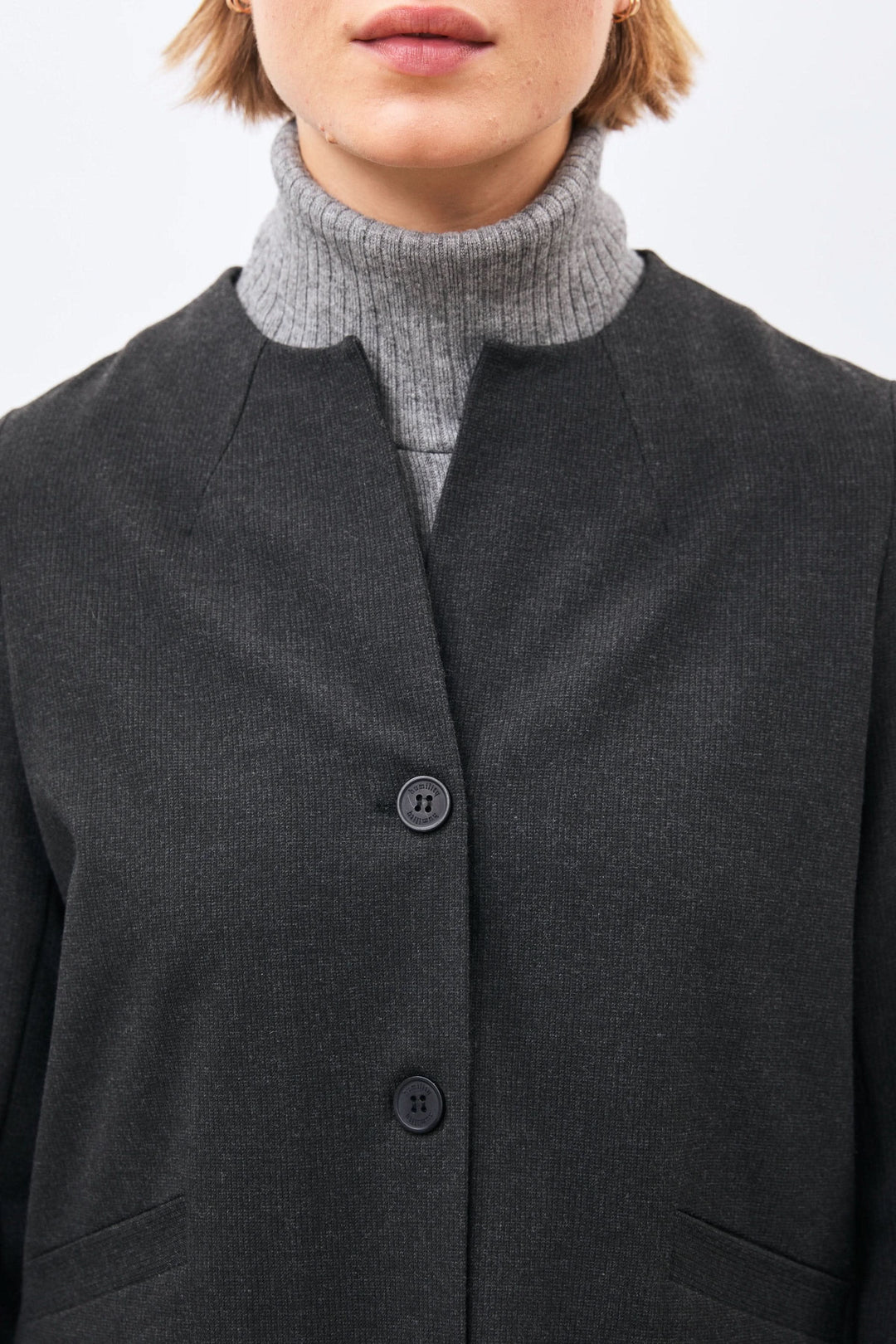 Veste courte Casio structurée à col rond vue de face pour femme Humility