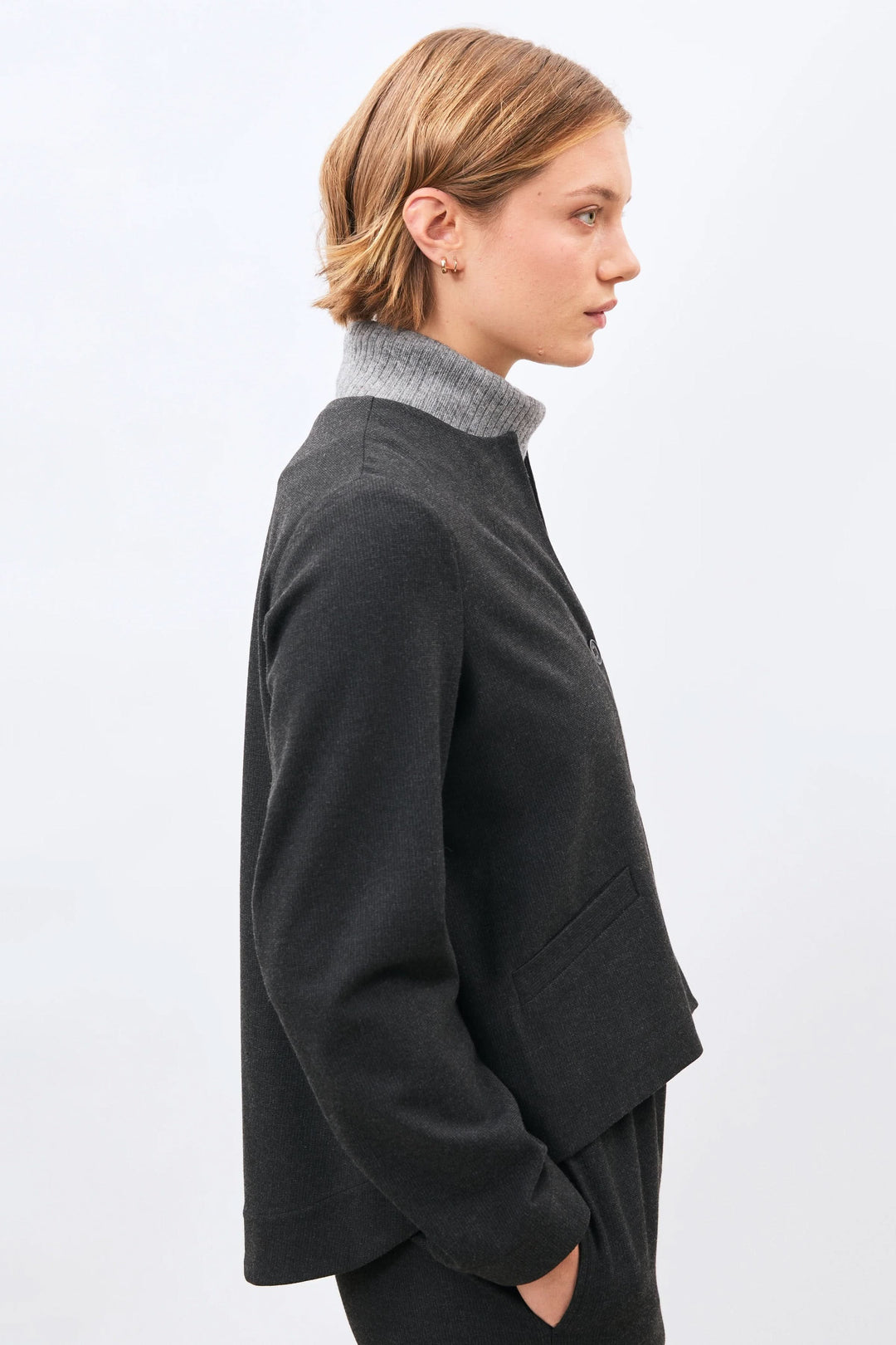 Veste courte structurée à col rond vue de face pour femme Humility