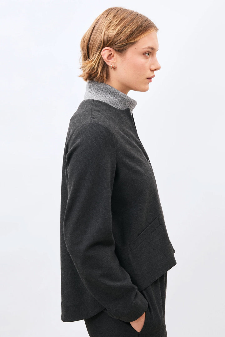 Veste courte structurée à col rond vue de face pour femme Humility
