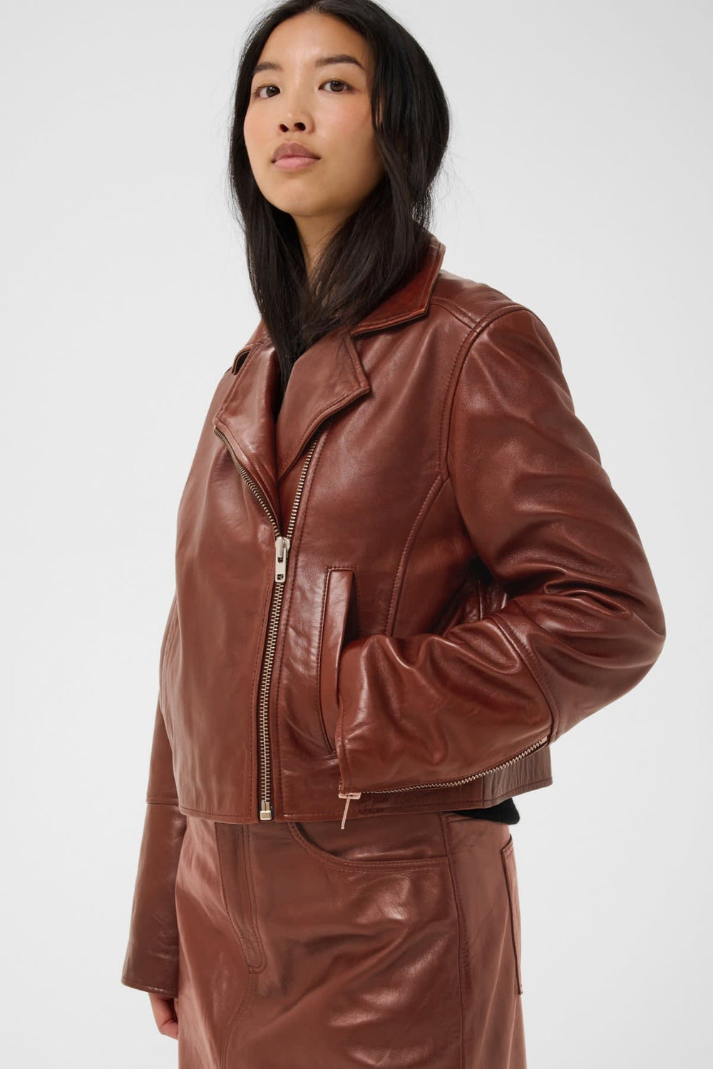 Veste courte en cuir noire vue de face pour femme Part Two