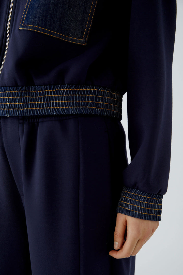 Veste courte zippée en denim vue de face pour femme Oui