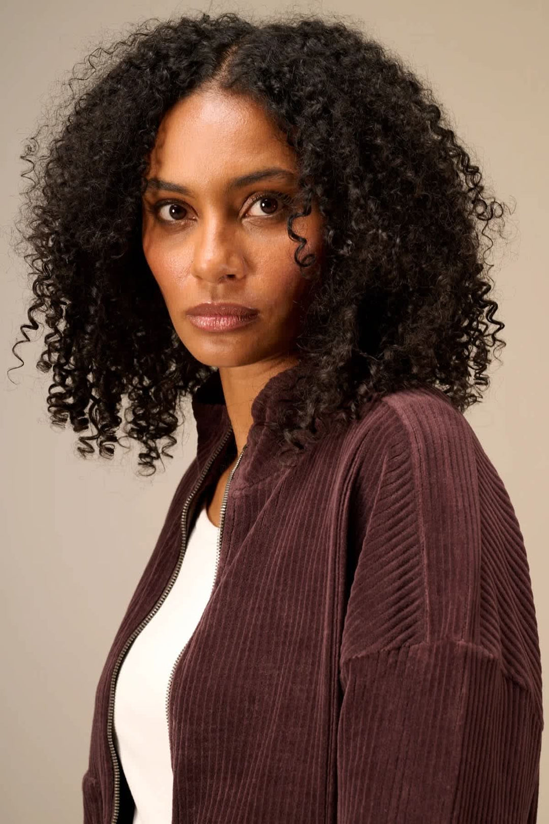 Veste en velours côtelé à manches longues vue de face pour femme Nile