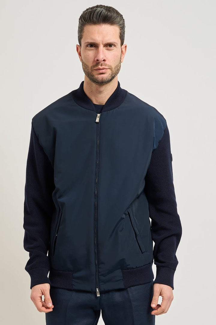 Vue de face veste hybride Hugo Boss pour homme noire, détails zip et col haut - Valérie Simon