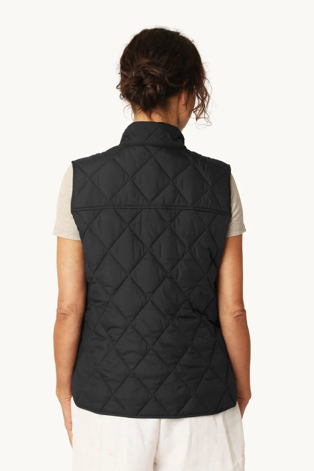 Vue de face veste sans manches Ilse Jacobsen noire matelassée pour femme - Valérie Simon
