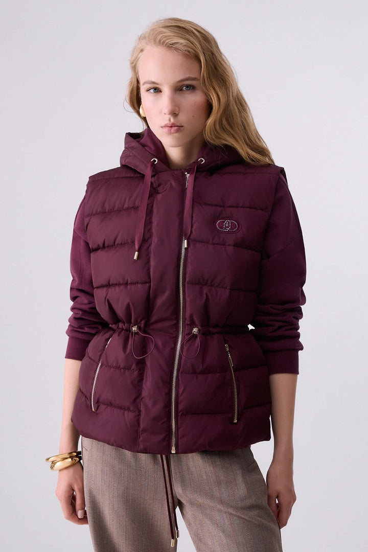 Veste matelassée sans manches à capuchon vue de face pour femme liujo