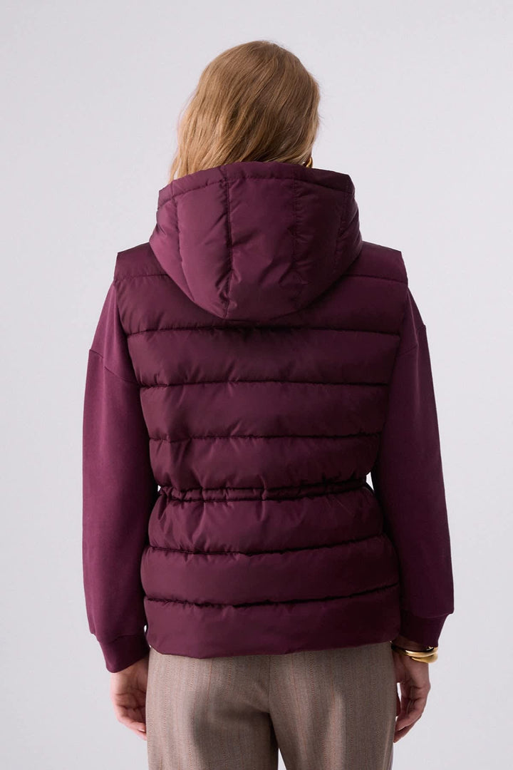 Veste matelassée sans manches à capuchon vue de face pour femme liujo