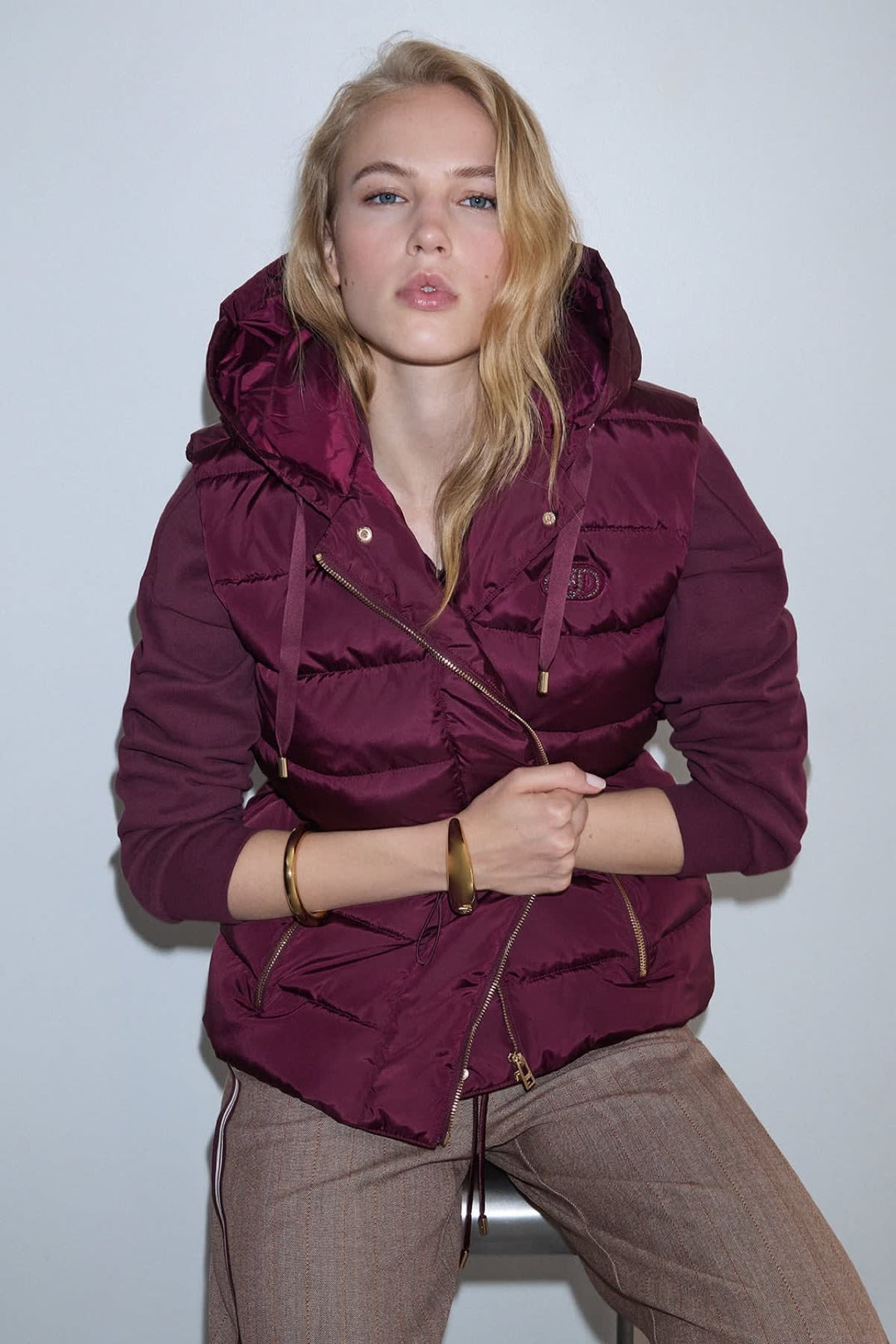 Veste matelassée sans manches à capuchon vue de face pour femme liujo