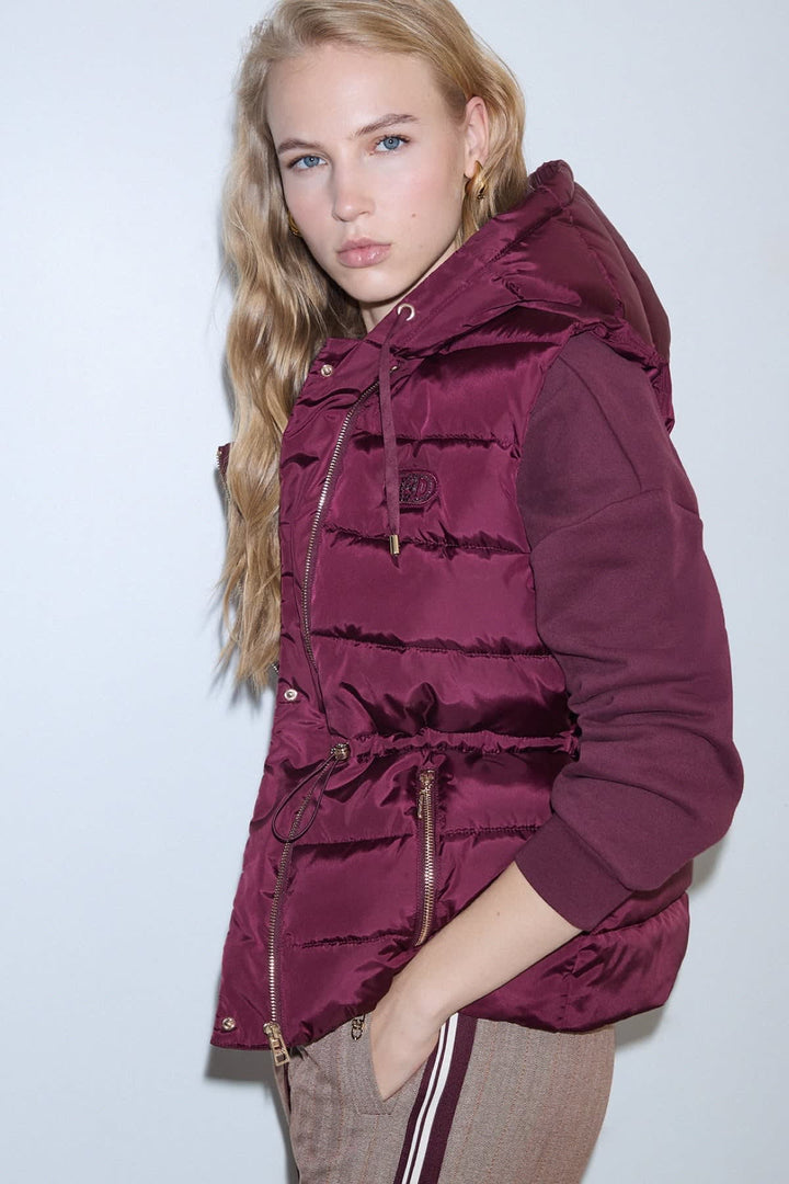Veste matelassée sans manches à capuchon vue de face pour femme liujo