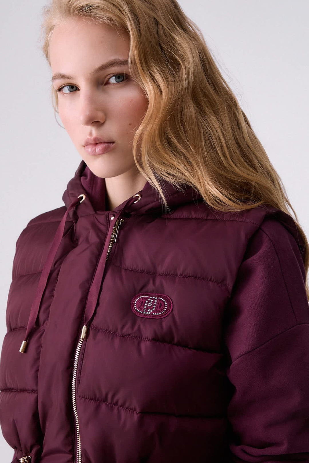 Veste matelassée sans manches à capuchon vue de face pour femme liujo
