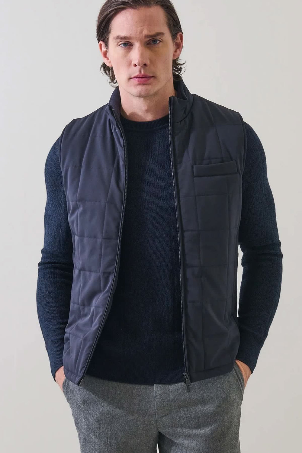 Veste sans manches matelassée à col montant vue de face pour homme Patrick Assaraf