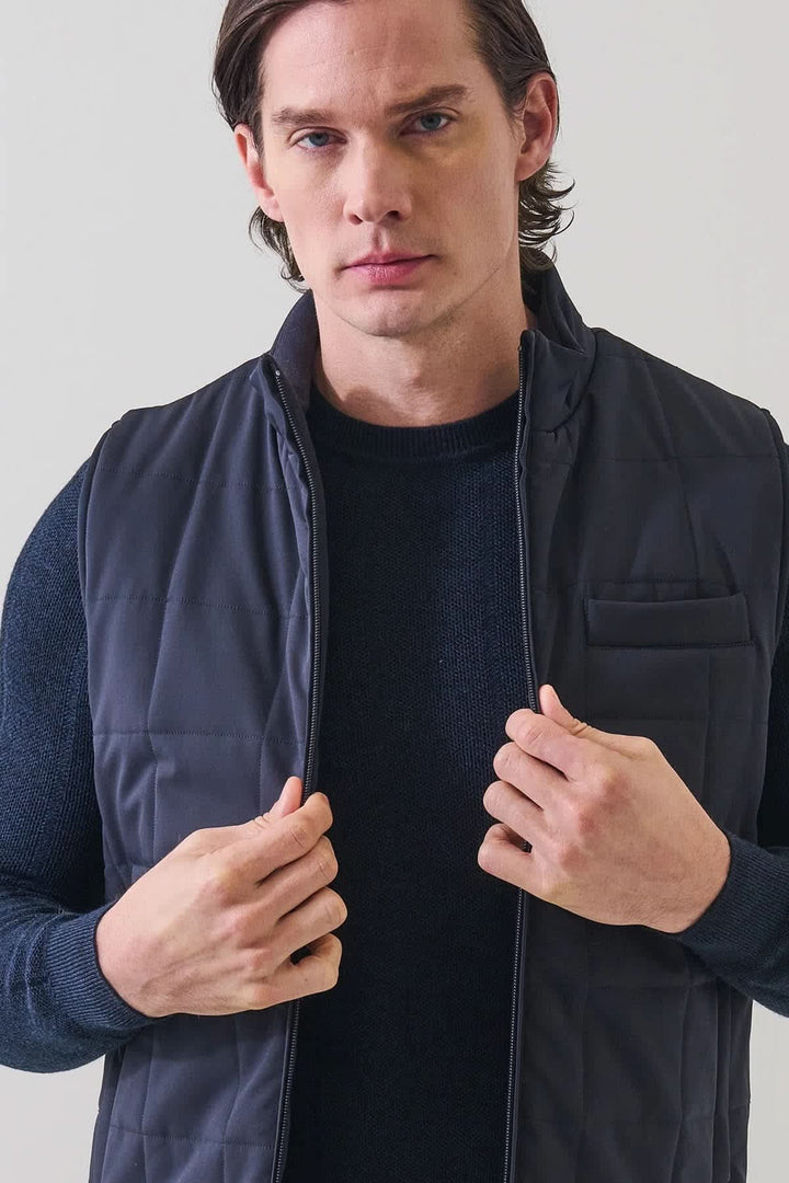 Veste sans manches matelassée à col montant vue de face pour homme Patrick Assaraf