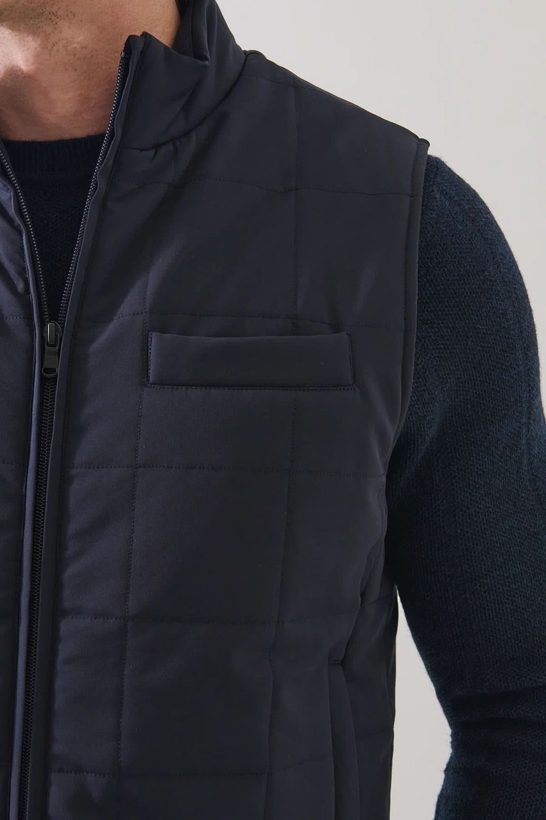 Veste sans manches matelassée à col montant vue de face pour homme Patrick Assaraf