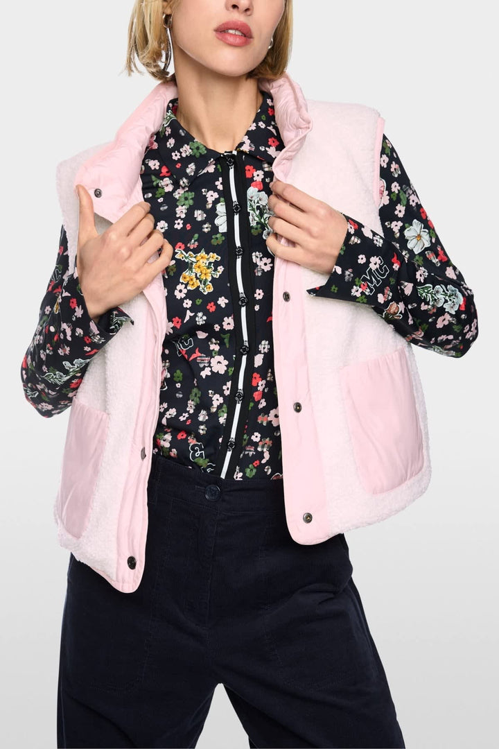 Veste sans manches matelassée effet teddy vue de face pour femme Marc Cain