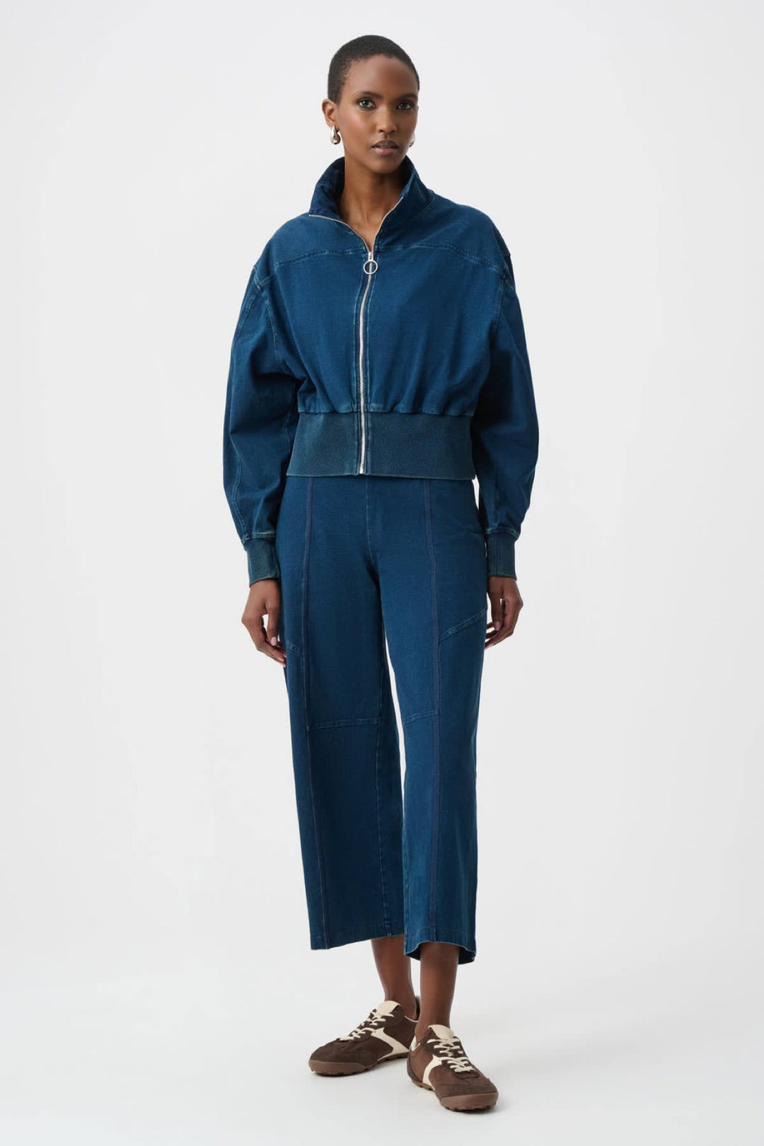 Vue avant veste zippée Joseph Ribkoff noire avec col montant pour femme - Valérie Simon