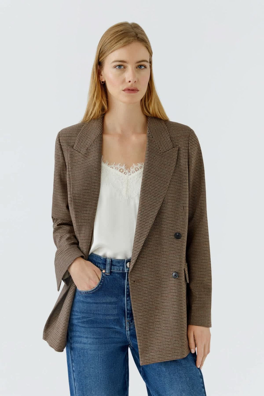 Veston à carreaux et double boutonnage vue de face pour femme Oui
