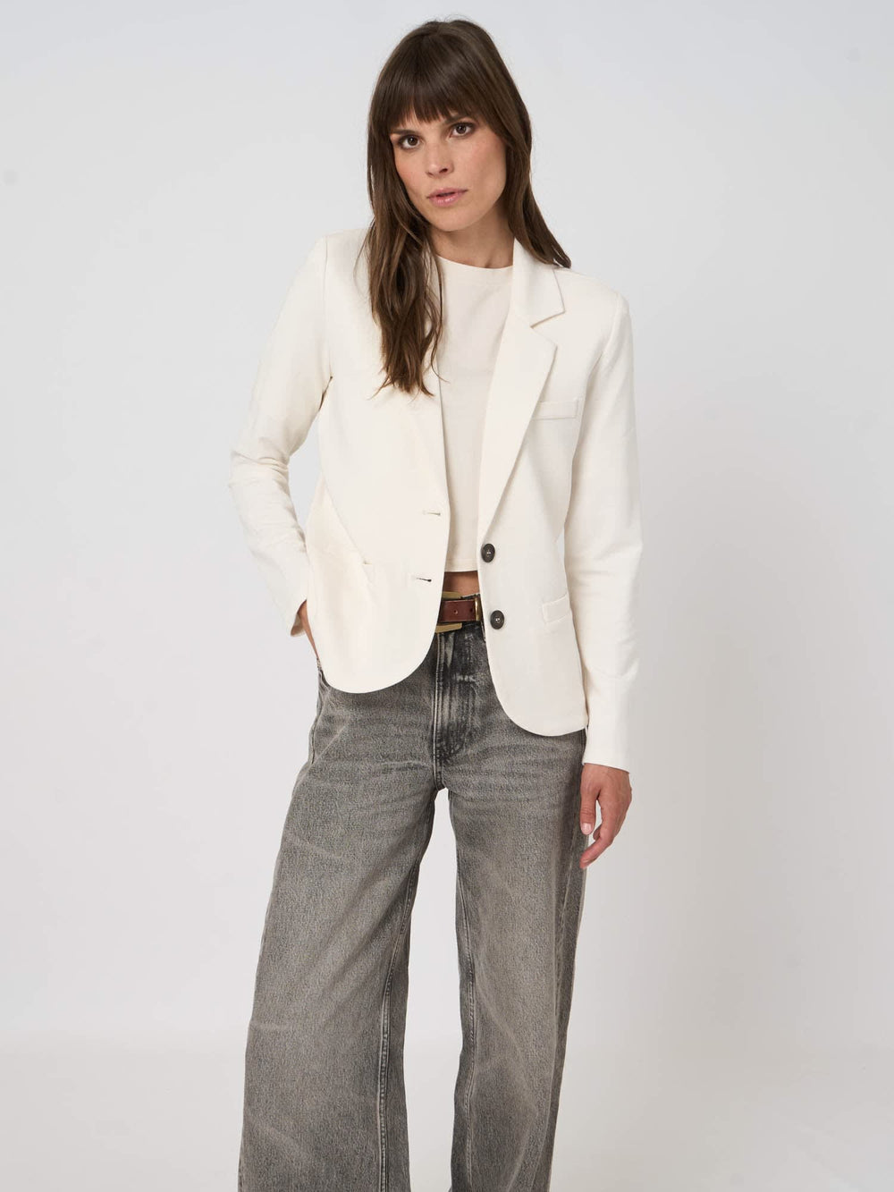 Vue de face veston gris à deux boutons Repeat Cashmere pour femme - Valérie Simon