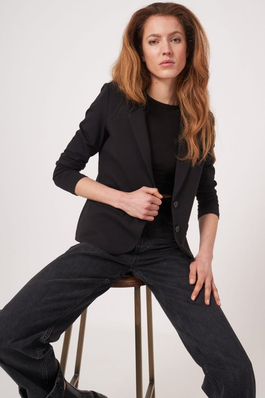 Veston femme deux boutons Repeat Cashmere noir porté de côté avec détails poches - Valérie Simon