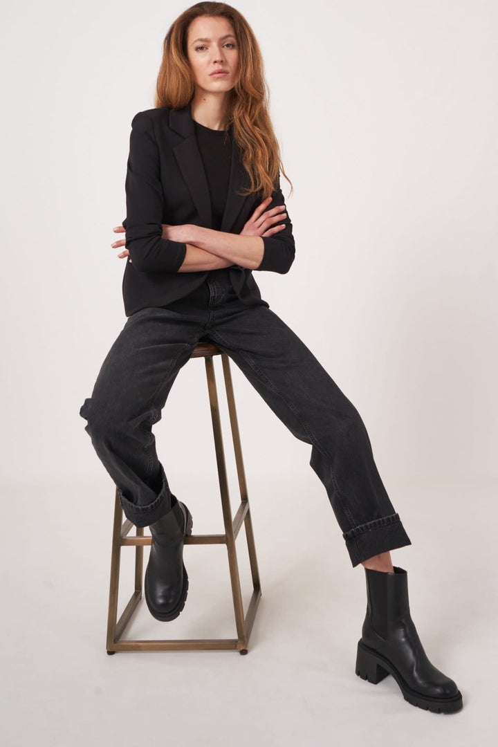 Vue de face veston Repeat Cashmere femme gris clair à deux boutons porté - Valérie Simon