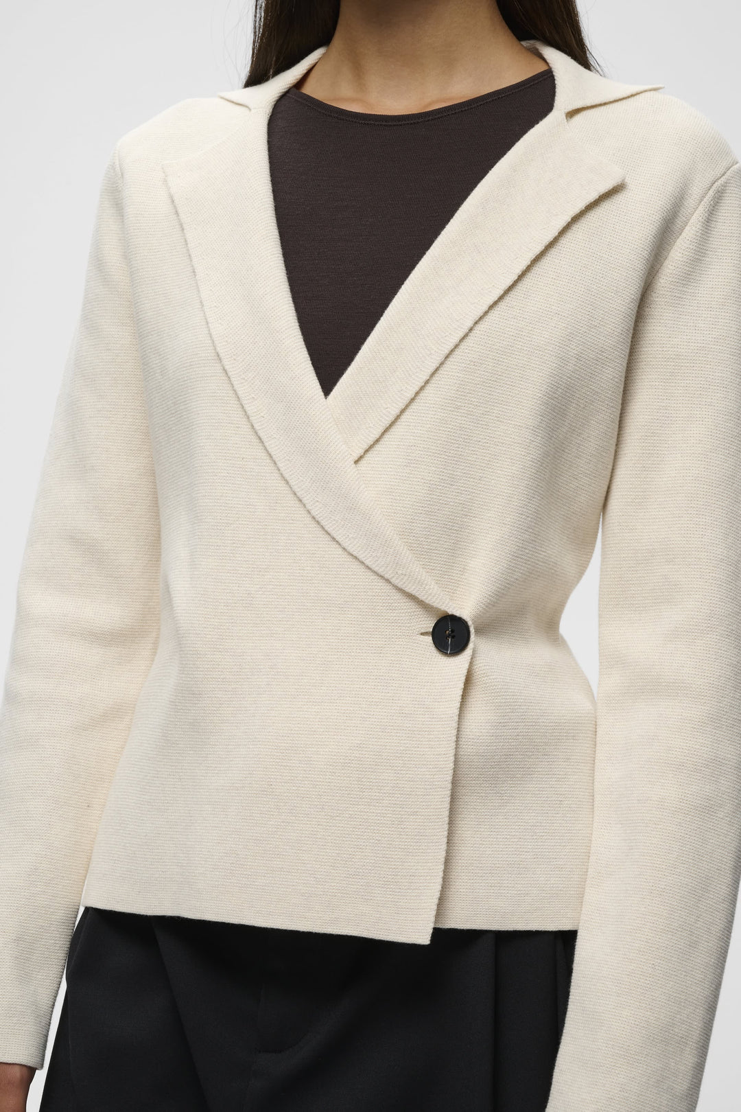 Veston en tricot à fermeture asymétrique Tilda vue de face pour femme Inwear