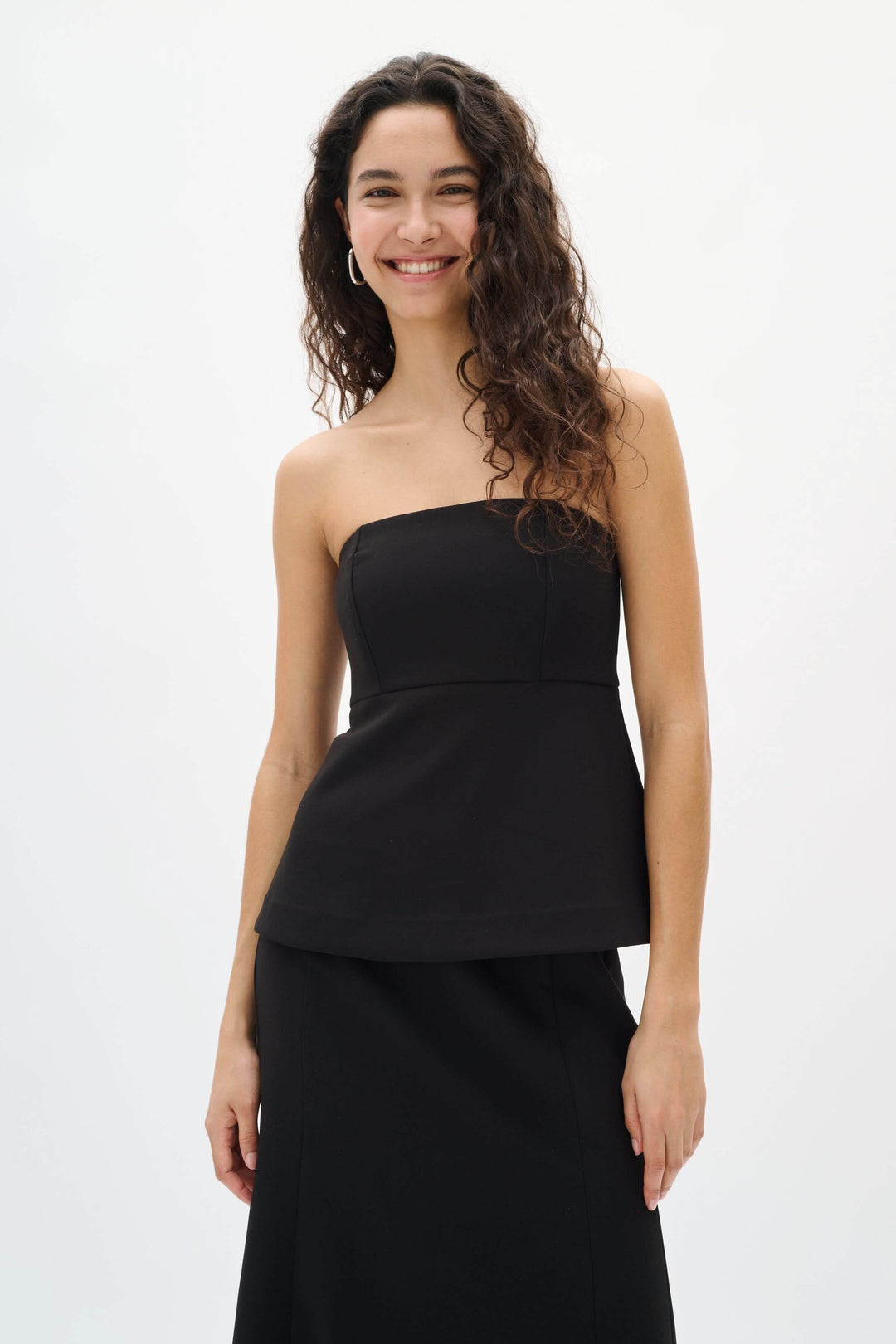 Camisole Zoeh bustier structurée, femme en bustier noir, look chic et moderne, mode féminine élégante, tenue sophistiquée.