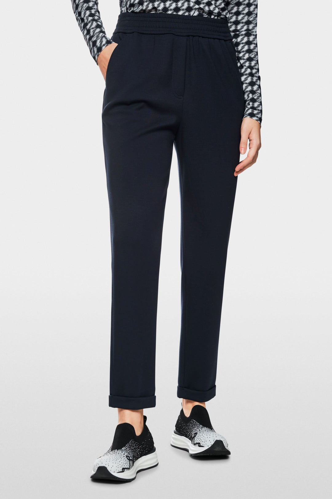 Pantalon jogger Rhodos, taille haute élastiquée, coupe droite, pochette discrète, look décontracté-chic.