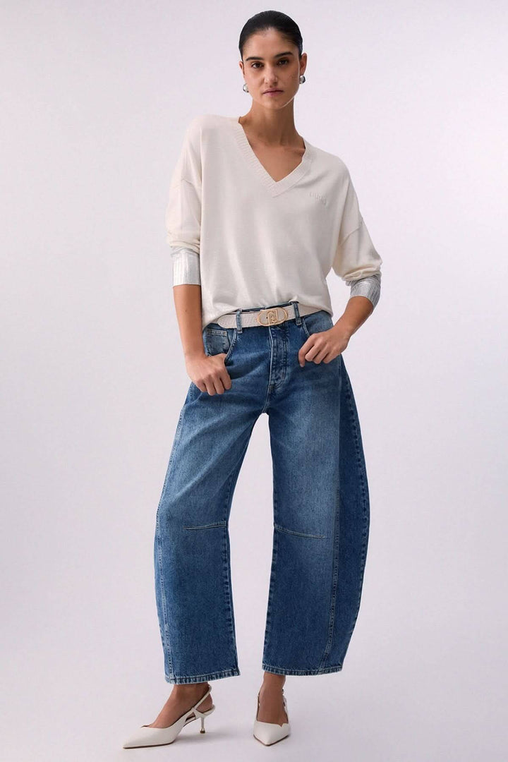 V-neck knit with three-quarter sleeves