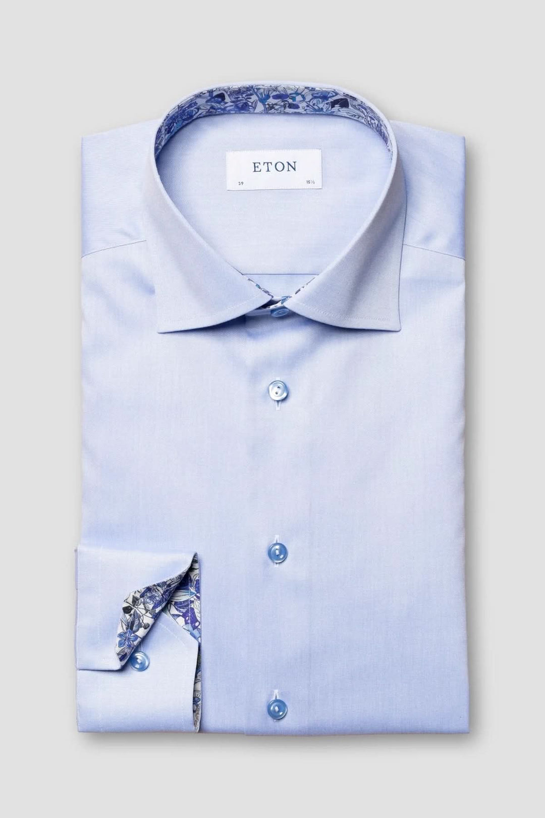 Chemise en coton signature à col italien, élégante et ajustée, en coton doux, idéale pour tenues professionnelles ou occasions habillées.